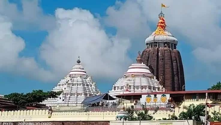 OrissaPOSTLive's tweet photo. A video allegedly recorded inside the restricted premises of the Sri Jagannath Temple in Puri has gone viral, raising fresh concerns over security and enforcement of the ban on mobile phones.

#JagannathTemple #Puri #Odisha #TempleSecurity #Jagannath #OrissaPOST

📲 Follow Orissa POST – Odisha’s No. 1 English Daily 📰✨