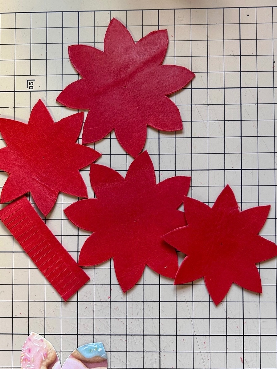 Aoko_doll's tweet photo. 革を裁断しました🌸
大中小の3種類を作る予定でしたが、うっかり革を汚してしまい中と小しか取れませんでした😭

大きい花が取れるサイズの革がまだ残っているか、後で確認します。
あったらいいなあ。 https://t.co/wAYQA98afQ