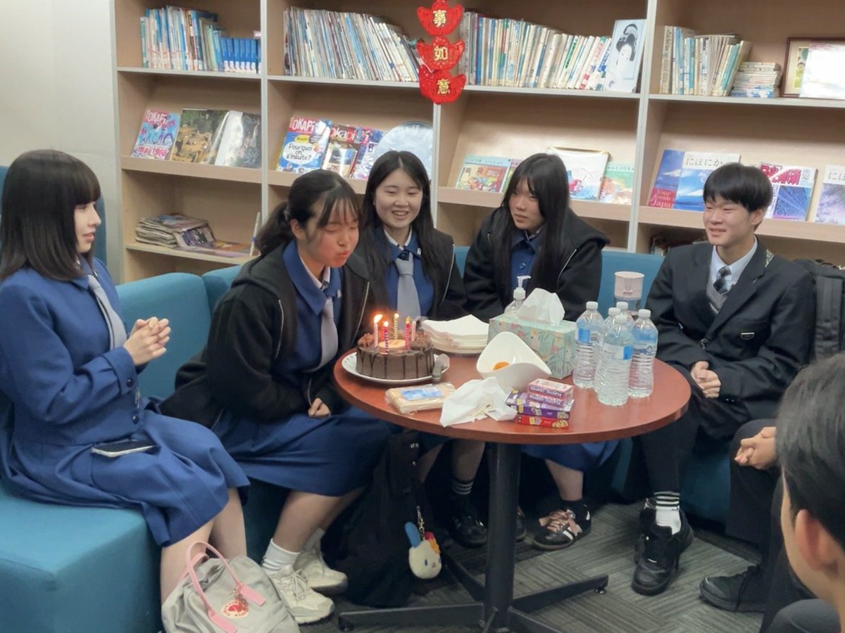 IchKokusai's tweet photo. 豪州短期留学第11日目。Berwickキャンパスでは、アートの時間があり、オーストラリアならではの動物をアボリジナル風のデザインで水彩画にしました。また、Pakenhamキャンパスでは、今日が誕生日の生徒がおり、コー���ィネーターの先生がケーキを買ってきてくださいました！Happy Birthday! https://t.co/LAu5CfjqoS