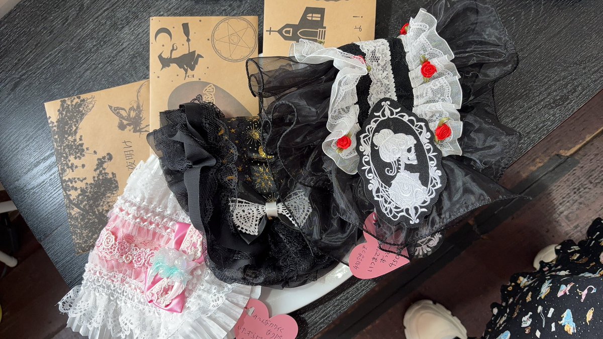 porunkawaiine's tweet photo. 【#カワイくなり隊　委託先一覧】
👺人外商店　（大阪、中崎町）
和物、ファンタジー作品中心

🩷hug♡house  （兵庫、元町）
推し活カラー、ファンシー作品中心

🏯tenten城　（大阪、中崎町）　期間限定
物語付きヘッドドレス

是非遊びに行ってくださいねー！(^^) https://t.co/jNOuQBXwhx