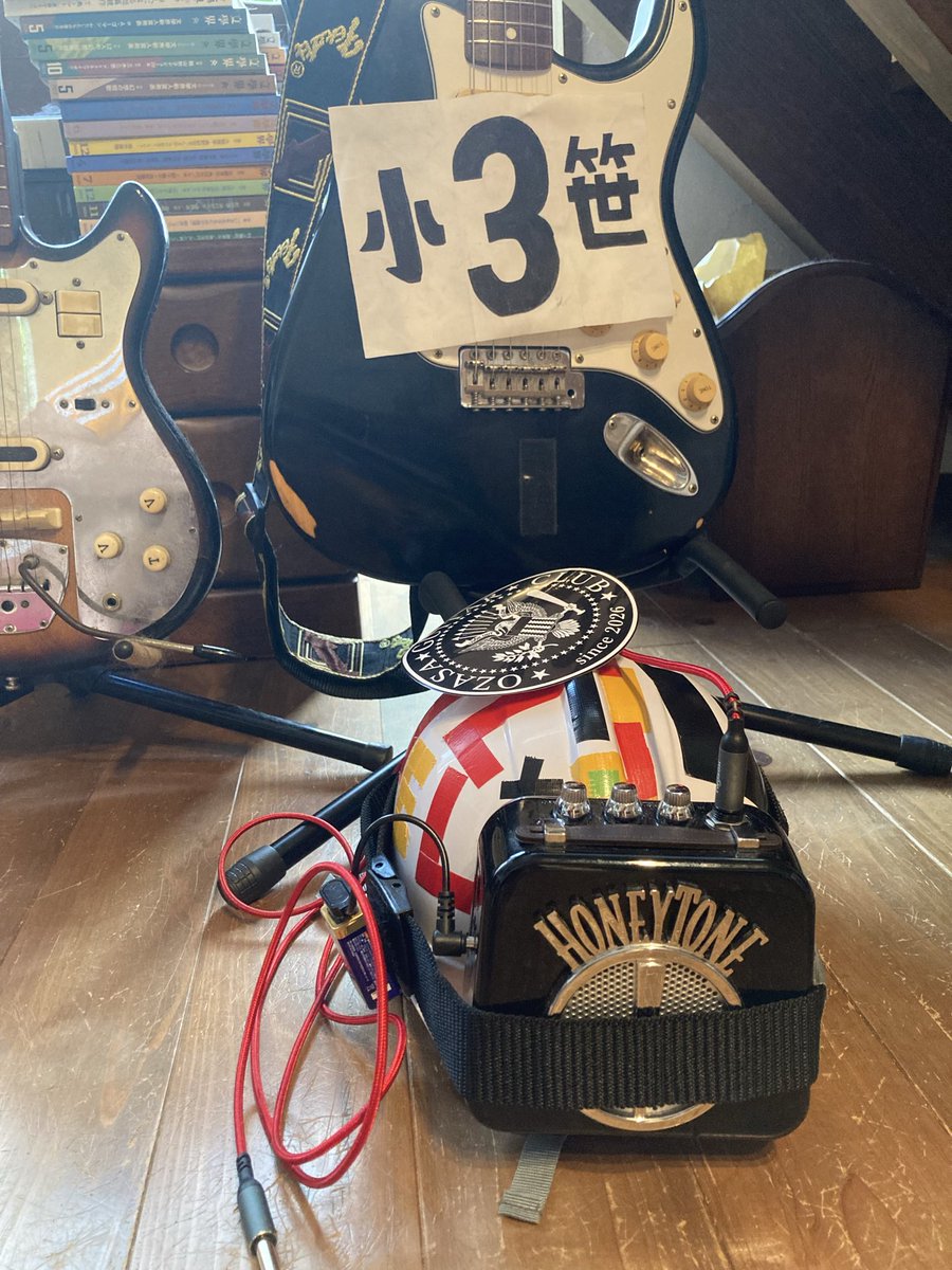 yorehen's tweet photo. 昨夜のラウンジサウンズ。ご来場、誠にありがとうございました。車寅次郎風に言うならば、思い返せば恥ずかしきことの数々、そんな夜だったかもしれません。自宅リビングには昨日使用した機材の一部と、小笹ギター部の紋章&amp;ゼッケンが放置されております。あの、いろいろなかったことにしてください。 https://t.co/olotfzzjZF