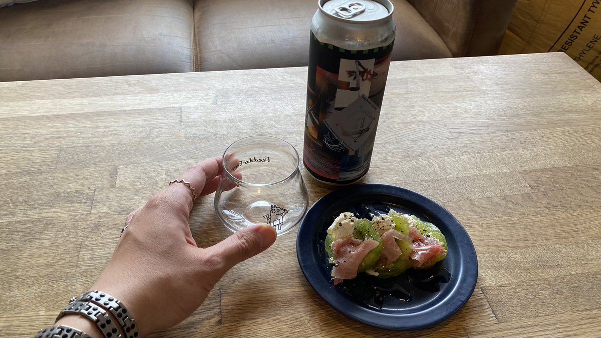 CaffeShachi's tweet photo. 「この料理には、どのビールが合いますか？」

そんな質問、大歓迎です🍺

クラフトビールは、料理との組み合わせで印象が変わるのも面白いところ。

パスタ、前菜、肉料理。

その日の一皿に合わせて、おすすめの一杯をご提案します。 https://t.co/i6sLWWHWAw