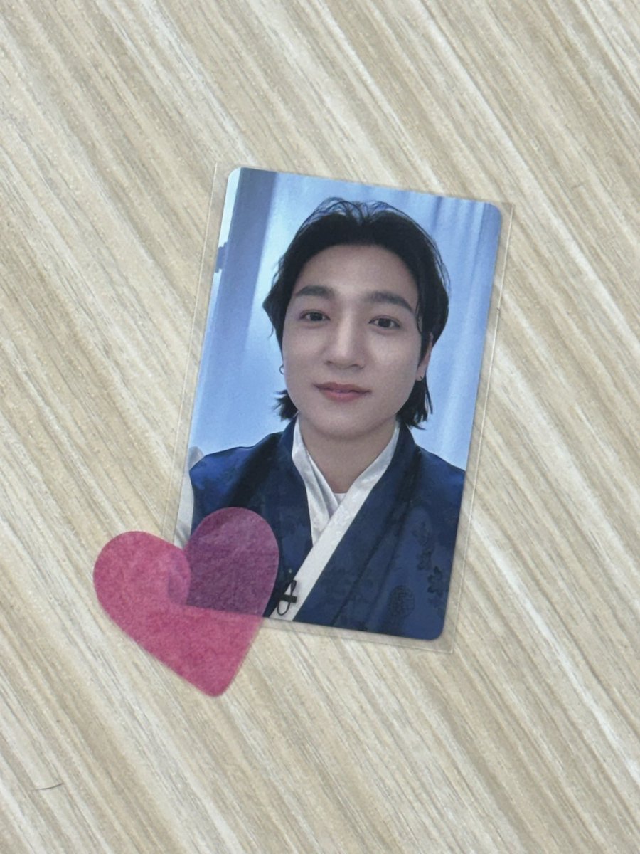 bangsungjjin's tweet photo. 성진이가 넘이쁘니서 고를수가 힘들것같아요ㅠ 근데 제 최애는 이거.. 성진이 한복 입은 포카!!🥹🤍 https://t.co/S5DHOVYAWc