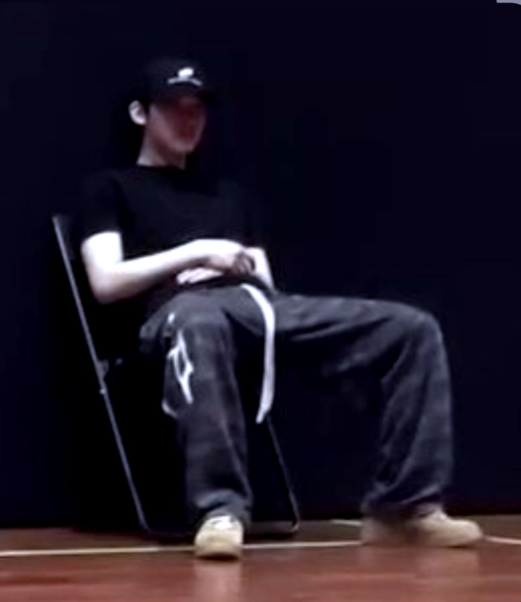 hr_kui's tweet photo. Sunoo can cross his legs or manspread and somehow both look iconic https://t.co/6BVXgEThn9