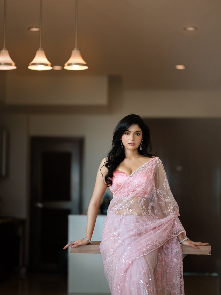 itssathish300's tweet photo. Purest form of Mesmorazing #SanamShetty..... 🌹 https://t.co/dnZL8KisTV