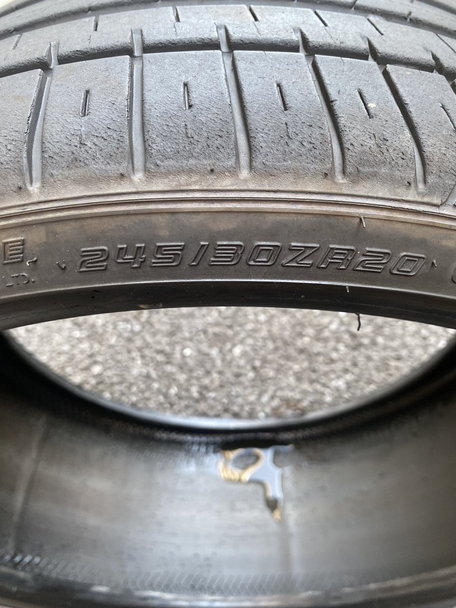 xxx_fk8's tweet photo. タイヤ売り？案件です。広島から
ファルケン  FK510  245/30/20
2本のみ手渡し希望です。
溝は3~4山位はあるかと
それなりに年数経ってるので理解できる方で
手渡し1000円、取りに来てくれるならタダであげます。
よろしくお願いします。 https://t.co/nx0US5opFa