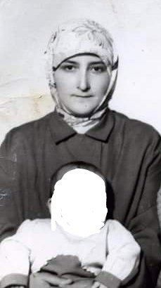 ofarukgercek's tweet photo. @nihalfiratoz Şule Yüksel müdavimlerinden bir anne fotoğrafı da ben ekleyeyim.. 1973 veya 1974 yılı olmalı. https://t.co/bob6azzEZe