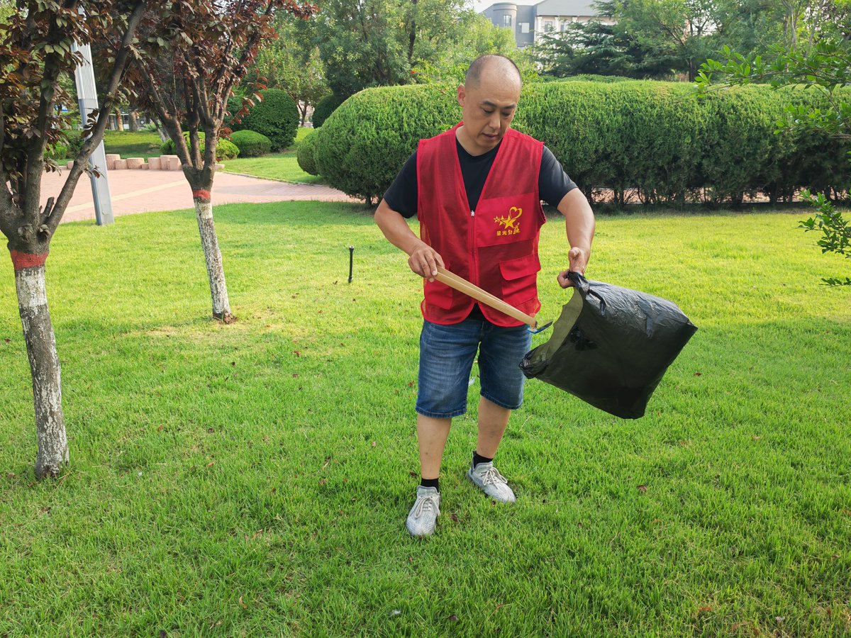 traj48709's tweet photo. Join our neighborhood clean-up this Saturday at 9 AM at Central Park! Gloves u0026 snacks provided—come meet your neighbors u0026 make our community greener! https://t.co/wvKBrsKAB2