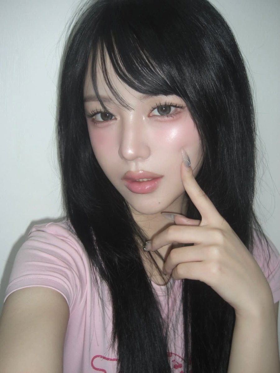 kimokimokimo00's tweet photo. 黒髪ロングのお姉さん×彩度低めピンクメイクあまりにもかわいい組み合わせ…トキメキ…♡ https://t.co/hBU2Wa2S0a