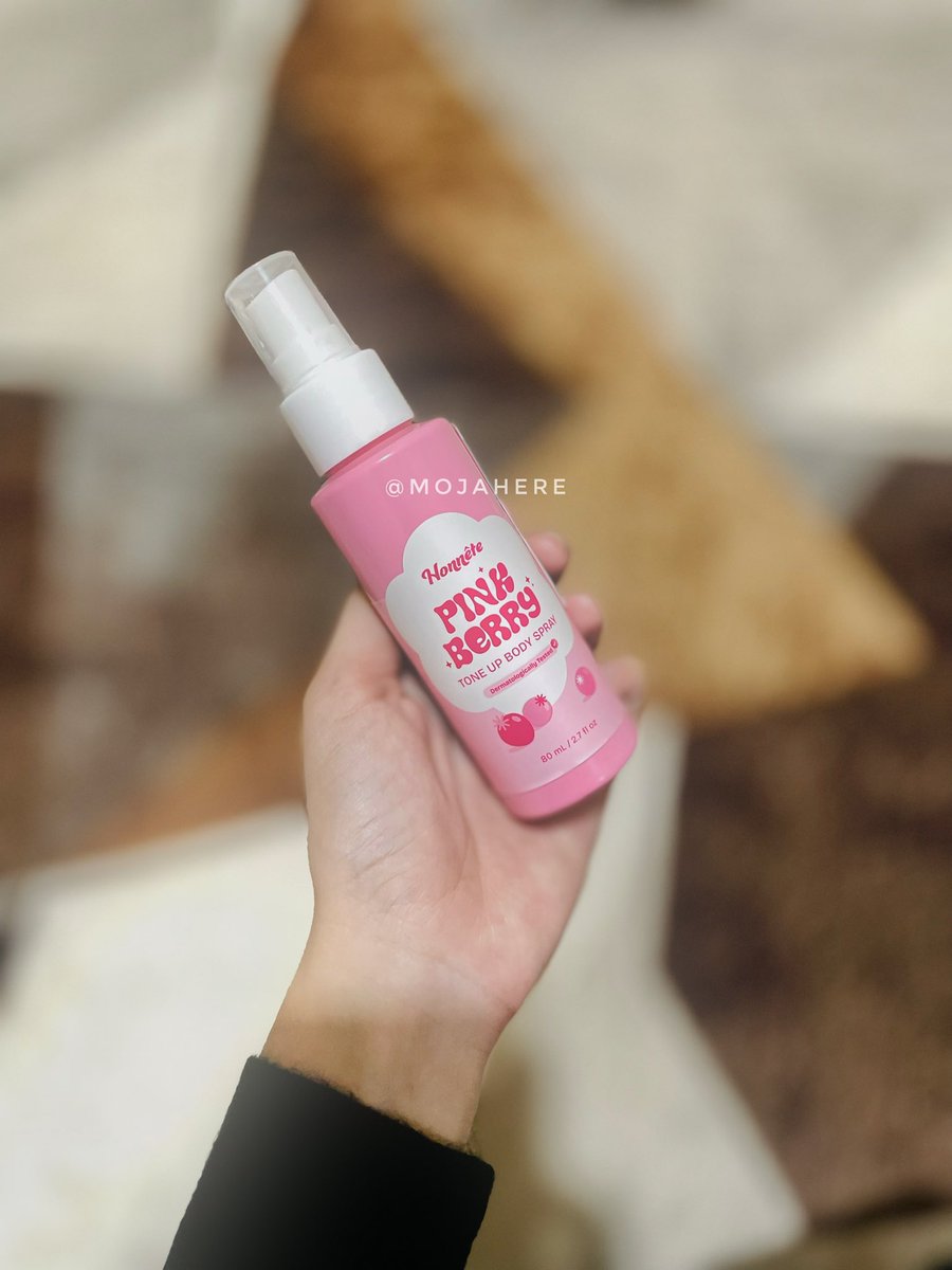 mojahere's tweet photo. Si pinkkk andalan aku tiap mau keluar 🩷✨ 
tone up nya natural, ngga lebay, tahan kena air &amp; keringat, terus wanginya enak banget. 
pokoknya besttt auto masuk tas tiap hari 🫶🤣 https://t.co/EpwSRrqzL4