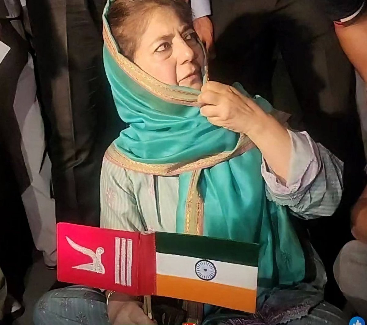 Ambal_Real's tweet photo. PDP chief Mehbooba Mufti held the Indian Tricolour upside down (green on top, saffron at bottom) during a sit-in in Srinagar on Aug 4, protesting the abrogation of Article 370 &amp; 35A. She also held the erstwhile J&amp;K flag while demanding its restoration. https://t.co/x7DvrGJb5C
