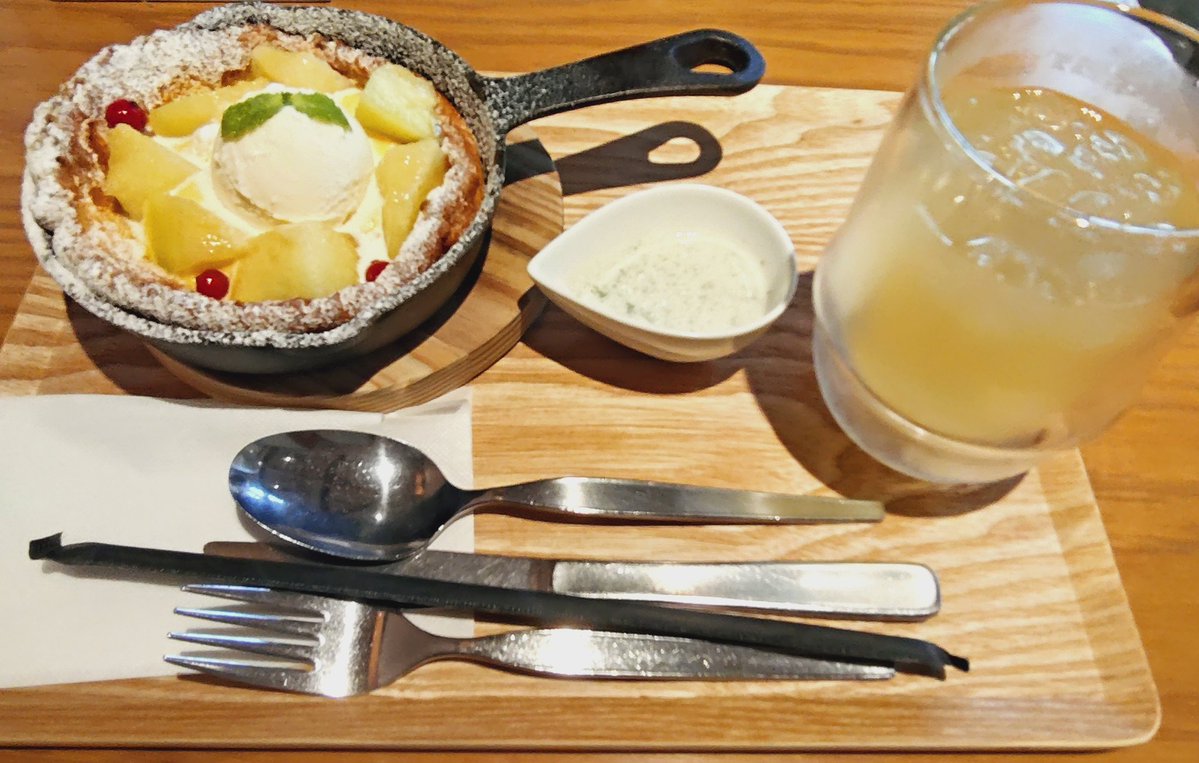 _astar3's tweet photo. クルミっ子受取るついでに初めて小町横路店のカフェへ
軽い生地とメロンカスタードクリームに冷たいアイスがが美味だけどミントの葉がふんだんに入った甘くないヨーグルトソースをかけると重さを感じない味に
ミント好きとしては大歓迎 https://t.co/G2i4AVsIdk