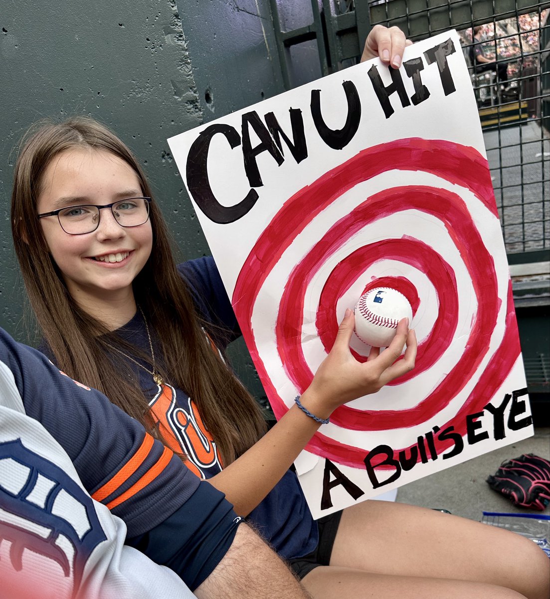 brownpa8's tweet photo. Thanks to @RandyArozarena for throwing a 🎯 into the stands in left field and making her night! https://t.co/JQgPfx12Ok