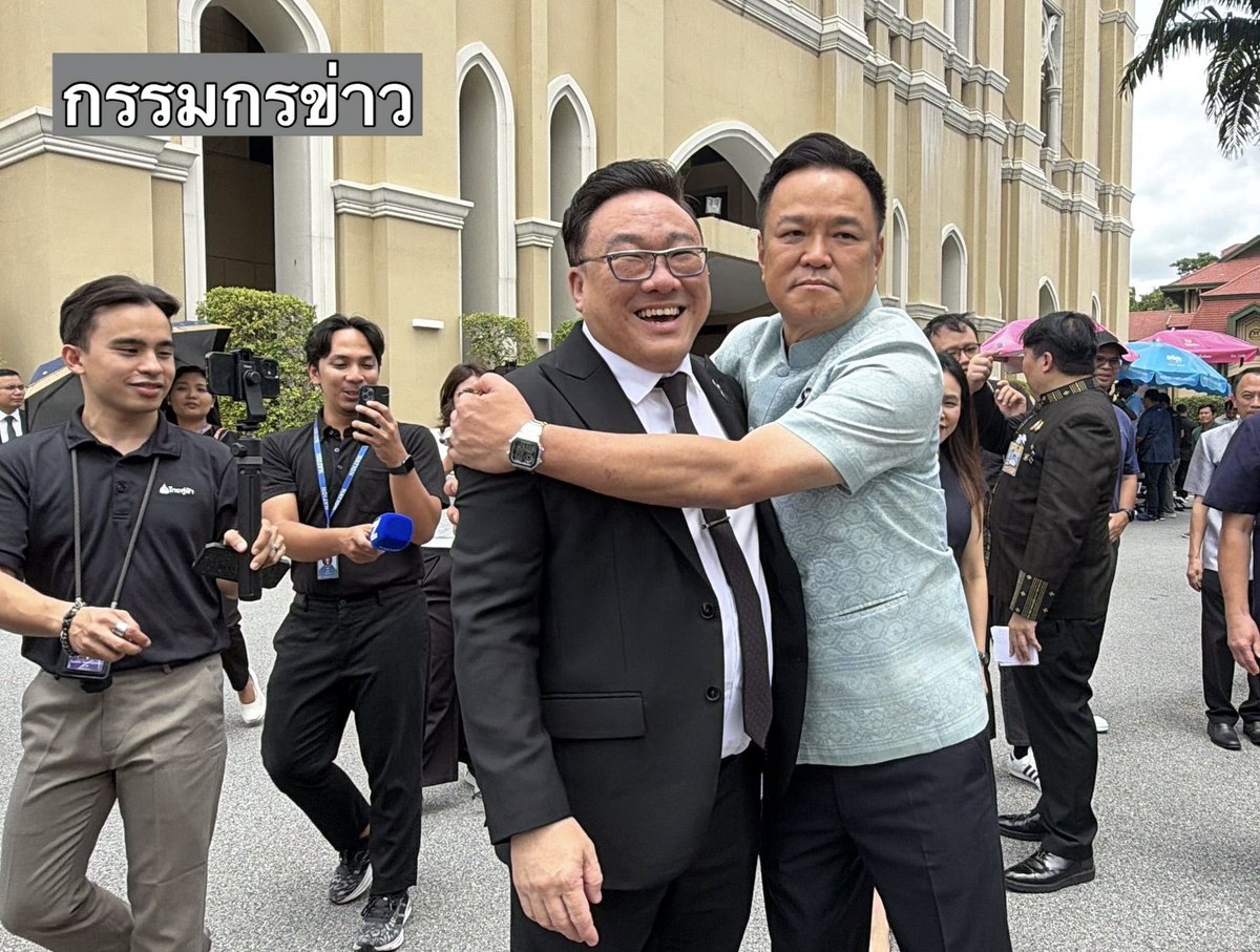 sorrayuth9111's tweet photo. ‘หนู’ กอด ‘หนิม’ โชว์สื่อ! ย้ำ สัมพันธ์น้ำเงิน-แดงยังดี หลัง มีกระแสข่าวผสมสีใหม่ ‘เขียว-แดง-ส้ม’ บอก เอานมข้นราดอร่อยเลย ขณะ ‘จุลพันธ์’ ยัน พท. และ ภท. ยังลงตัวดี กลมกล่อม

วันที่ 5 ส.ค.69 นายอนุทิน ชาญวีรกูล นายกรัฐมนตรีและรัฐมนตรีว่าการกระทรวงมหาดไทย ในฐานะหัวหน้าพรรคภูมิใจไทย กล่าวถึงกระแสข่าวการจับขั้วพรรคการเมืองสีเขียวและสีแดง โดยนายอนุทิน ระบุว่า ยังไม่เห็นข่าว เนื่องจากกลับมาดึก

เมื่อถามย้ำว่า มีการผสมสีใหม่ระหว่างสีแดง สีเขียว และ สีส้ม นายกรัฐมนตรี กล่าวติดตลกว่า “แดง-เขียว เอาน้ำแข็งใส่แล้วเอานมคาเนชันราดอย่างนี้เลย” พร้อมยกนิ้วโป้งยอดเยี่ยม

เมื่อถามว่า ได้คุยเรื่องนี้กับพรรคเพื่อไทยด้วยหรือไม่ นายอนุทิน ได้หันไปชี้ที่ นายจุลพันธ์ อมรวิวัฒน์ รัฐมนตรีว่าการกระทรวงแรงงาน ในฐานะหัวหน้าพรรคเพื่อไทย ที่ยืนอยู่ทางด้านหลัง

ผู้สื่อข่าวจึงถามต่อว่ายังผสมกันลงตัวน้ำเงิน-แดง ไม่ต้องมีสีอื่นเพิ่มใช่หรือไม่ นายจุลพันธ์ กล่าวว่า “ลงตัวดีกลมกล่อม” ก่อนจะเดินพูดคุยกันต่อ จากนั้น นายอนุทิน ได้สวมกอดนายจุลพันธ์โชว์สื่อ และเดินกลับขึ้นไปทำงานบนตึกไทยคู่ฟ้า