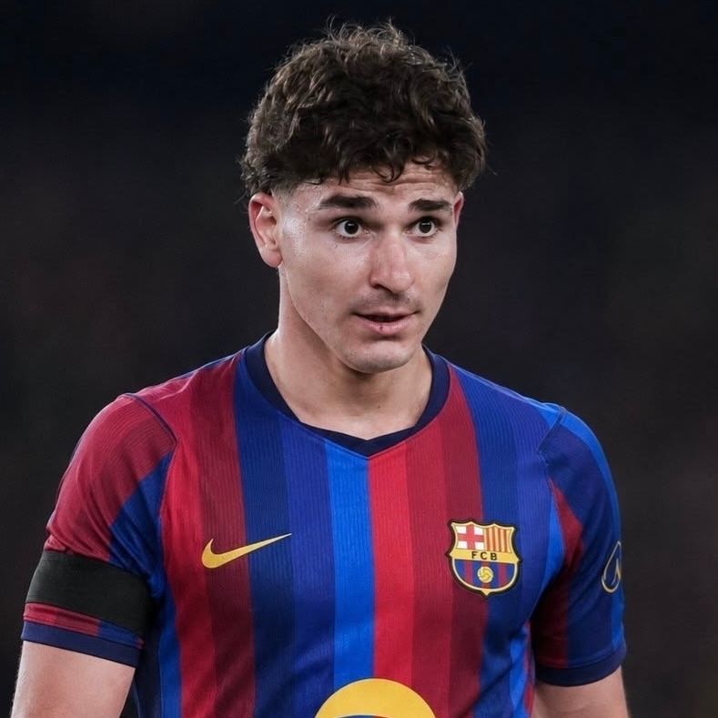 Barcacrz's tweet photo. 🚨 FC Barcelona are entering a crucial stage in their pursuit of Julián Álvarez, with key talks expected today. 

Barça are working to unlock the deal as they push to bring the Atlético Madrid striker to Catalonia. https://t.co/KAWin3pUHv