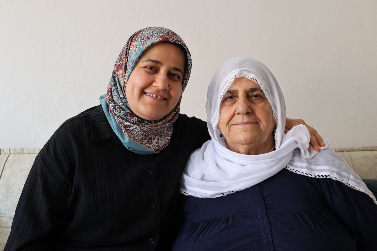 DerDorNews's tweet photo. İBB'nin, çok dilli hizmet uygulamalarına Kürtçeyi eklemesinin arkasındaki mücadele

Mezopotamya Ajansı'ndan Helin Özgün'ün haberi

ALO 153’e Kürtçenin eklenmesi için mücadele eden isimlerden biri de 1992 yılında baskılar nedeniyle Mêrdîn’den göç eden ve sırasıyla Manisa, Adana son olarak İstanbul’a yerleşen Delal Günel (76). İstanbul’un Kağıthane ilçesinden bir hastaneye gitmek için evinden çıkan Delal Günel, Eylül 2025’te İstanbul Elektrik, Tramvay ve Tünel İşletmeleri (İETT) kartını kaybetti. Bunun üzerine ALO 153’ü arayan Delal Günel’in kızı Ayten Esen’e müşteri temsilcisi, “Kart sahibiyle görüşmemiz gerekiyor” diyerek, bilgi vermedi.

Kartını kaybeden Delal Günel, “Kızım 153’ü aradığında oradaki müşteri temsilcisi kartın sahibinin konuşması gerektiğini söylemiş. Ben Türkçe bilmiyorum benim dilim Kürtçedir. Bildirmemize rağmen benimle konuşamadıklarından kartı iptal etmemişlerdi. Daha sonra kartımı başkası kullandığı için bana ceza yazdılar hem de 28 bin lira. 3 ay sonrasında hatalarını anlayıp cezayı sildiler ve kartımı tekrar gönderdiler” dedi.

Annesinin yaşadığı duruma ilişkin belediye ile görüşen ancak sonuç alamayan kızı Ayten Esen, anadillerinin Kürtçe olduğunu ve her yerde anadilleriyle hizmet görmek istediklerinin altını çizerek, “Her yerde Kürtçeyi konuşalım ki her hangi bir sorunda kendi dilimizde hizmet görebilelim. Mesela ben anneme tercümanlık ediyorum. Kürtçe konuşulabilseydi bunu yapmazdım kendisi istediği gibi anlatabilirdi. Hastanelerde, kaymakamlıklarda her yerde Kürtçe yer edinsin istiyoruz” ifadelerini kullandı.