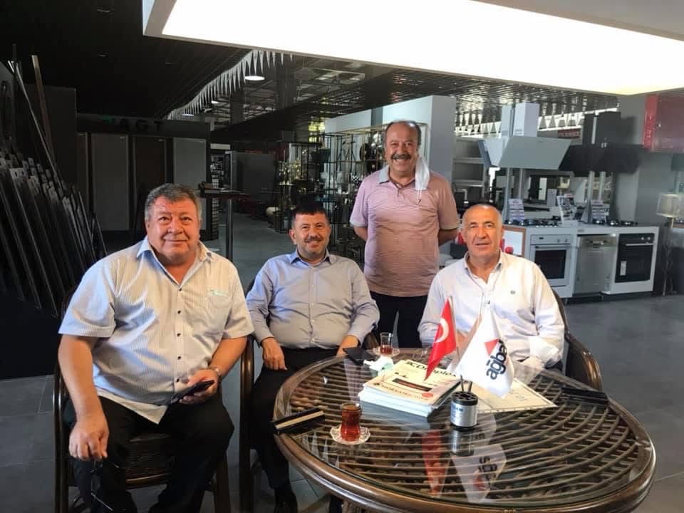 vefa_yurekli's tweet photo. 🚨RÜŞVETİN AĞBABASI VELİ AĞBABA “ORTAĞIM DEĞİL” DEMİŞTİ: TUTUKLU EKİNCİ, GÖZALTINDAKİ AĞABEYİ HÜR AĞBABA’NIN ORTAĞI ÇIKTI! HÜR AĞBABA GÖZALTINDA- BİLİNMEYENLER⬇️

🔴İzmir Büyükşehir Belediyesi soruşturmasında tutuklanan Süleyman Ekinci için Veli Ağbaba, “Ortağım değil, yakın dostum” diyerek ticari ilişki iddialarından sıyrılmaya çalışmıştı.

Hakikaten Ekinci onun ortağı değildi…

Gözaltına alınan ağabeyi Hür Ağbaba’nın ortağıydı!

‼️İzmir’deki belediye soruşturmalarında adı para transferleri ve rüşvet iddialarıyla defalarca gündeme gelen Veli Ağbaba’nın ağabeyi Hür Ağbaba, İzmir Büyükşehir Belediyesi’ne uzanan yolsuzluk soruşturması kapsamında gözaltına alındı.

🔺Her yerde gözaltı haberini okuyacaksınız. Biz ise “Hür Ağbaba kim, tutuklu Egeşehir Yönetim Kurulu Başkanı Süleyman Ekinci ile nasıl bir ilişkisi vardı?” diye geriye doğru gittik.

‼️Karşımıza sıradan bir tanışıklık değil, belgeli bir ticari ortaklık çıktı.

Soruşturmada, Hür Ağbaba’nın Süleyman Ekinci ile “irtibatlı hareket ettiğinin” tespit edildiği belirtiliyor. Ancak bu irtibat yalnızca telefon görüşmesi veya dostluk değildi.

📌2022 tarihli kayıtlara göre Hür Ağbaba ile Süleyman Ekinci, Battal Gazi Nergiz’le birlikte Trio Girişim Mühendislik İnşaat Şirketi’nin ortaklarıydı.

📌Bu şirket aynı yıl Malatya Yeşilyurt’ta Sümer Holding’e ait iki kamu taşınmazını satın aldı:

▪️7 bin 144 metrekarelik taşınmaz: 11 milyon TL

▪️16 bin 982 metrekarelik taşınmaz: 13 milyon 100 bin TL

▪️Toplam satış bedeli: 24 milyon 100 bin TL

Dahası da var…

🔺Hür Ağbaba’nın ortağı olduğu Trio Girişim, 2022’de Didim’de SGK’ye ait 5 bin 824 metrekarelik araziyi 18 milyon TL’ye kazandığı tartışmalı ihaleyle de gündeme gelmişti. Dönemin haberlerinde araziye 150 milyon TL değer biçildiği ileri sürülmüş, ihale daha sonra iptal edilmişti. 

Asıl dikkat çekici kayıt ise Ticaret Sicili Gazetesi’nde:

Süleyman Ekinci, Trio Girişim’de 8 milyon 500 bin TL sermayeye karşılık gelen 8.500 payını, 19 Aralık 2023’te Hür Ağbaba’ya devretmiş.

Aynı ilanda Ekinci’nin diğer 8.500 payını da Battal Gazi Nergiz’e devrettiği, işlem sonrasında Hür Ağbaba’nın şirketteki payının 25 milyon TL’ye ulaştığı görülüyor.

Üstelik 2022 tarihli basın kayıtlarında Trio Girişim’in ortakları Hür Ağbaba, Süleyman Ekinci ve Battal Gazi Nergiz olarak sıralanmıştı.

‼️Veli Ağbaba ise herhangi bir usulsüzlük bulunmadığını savunmuştu.

‼️Süleyman Ekinci ilk operasyonda gözaltına alındığında Veli Ağbaba yalnızca “Ortağım değil” dememiş, şu sözlerle kefil de olmuştu:

“Yakın dostum. Çok kaliteli biri. Her şeyine kefil olurum.”

Bugün tablo çok daha açık:

Veli Ağbaba’nın “her şeyine kefil olduğu” Ekinci tutuklu, Ekinci’nin eski ortağı olan ağabeyi Hür Ağbaba ise gözaltında.

Malatya’daki şirket ortaklığından İzmir Büyükşehir Belediyesi’nin kentsel dönüşüm ihalelerine uzanan ticari hattın hangi işlemlerde kesiştiğini şimdi savcılık araştırıyor.

👉Dosyanın görünen yüzü gözaltı haberi…

🔺Geçmiş ortaklık kayıtları ise bu operasyonun arkasındaki ilişki ağının sanılandan çok daha eski ve derin olduğunu gösteriyor.