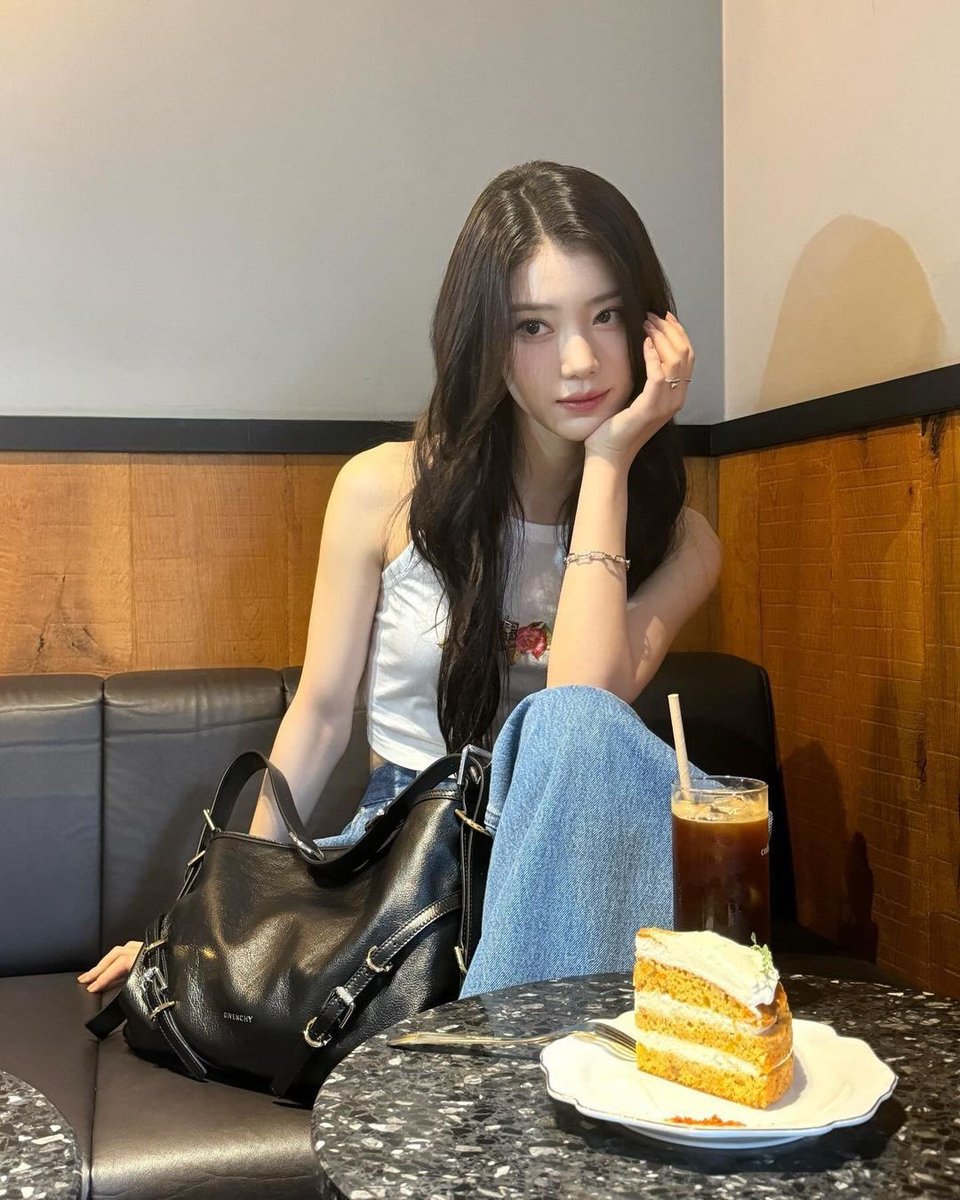 DeletedXiaoting's tweet photo. Happy Wednesday!! Nimen udah makan manis belum hari ini? Kalo belum, liat wo aja ok? https://t.co/4M3Ev6KAjY