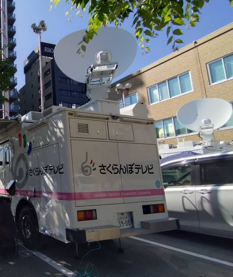 say8_tech's tweet photo. 山形の夏を彩る「#花笠まつり」の中継まであと2時間半ほど。
祭り期間中は天気が良いようですので、最高な夏の様子を本日の #Newsイットやまがた、#東晴太郎アナ のリポートでお楽しみください！！

ここは各局の中継車も競演してます！！

#さくらんぼテレビ への応募は  https://t.co/ZrxtMtKhyA https://t.co/0TB2fjLgXO