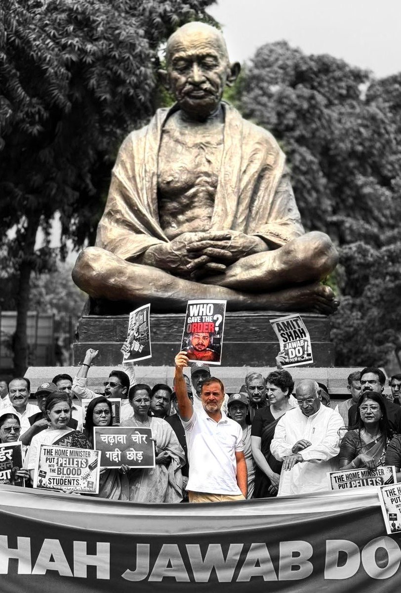 nsui's tweet photo. एक तरफ गांधी जी और दूसरी तरफ गोडसे, 

एक तरफ मोहब्बत और भाईचारा और दूसरी तरफ नफरत और हिंसा ।

@RahulGandhi https://t.co/k7pls6P1UA