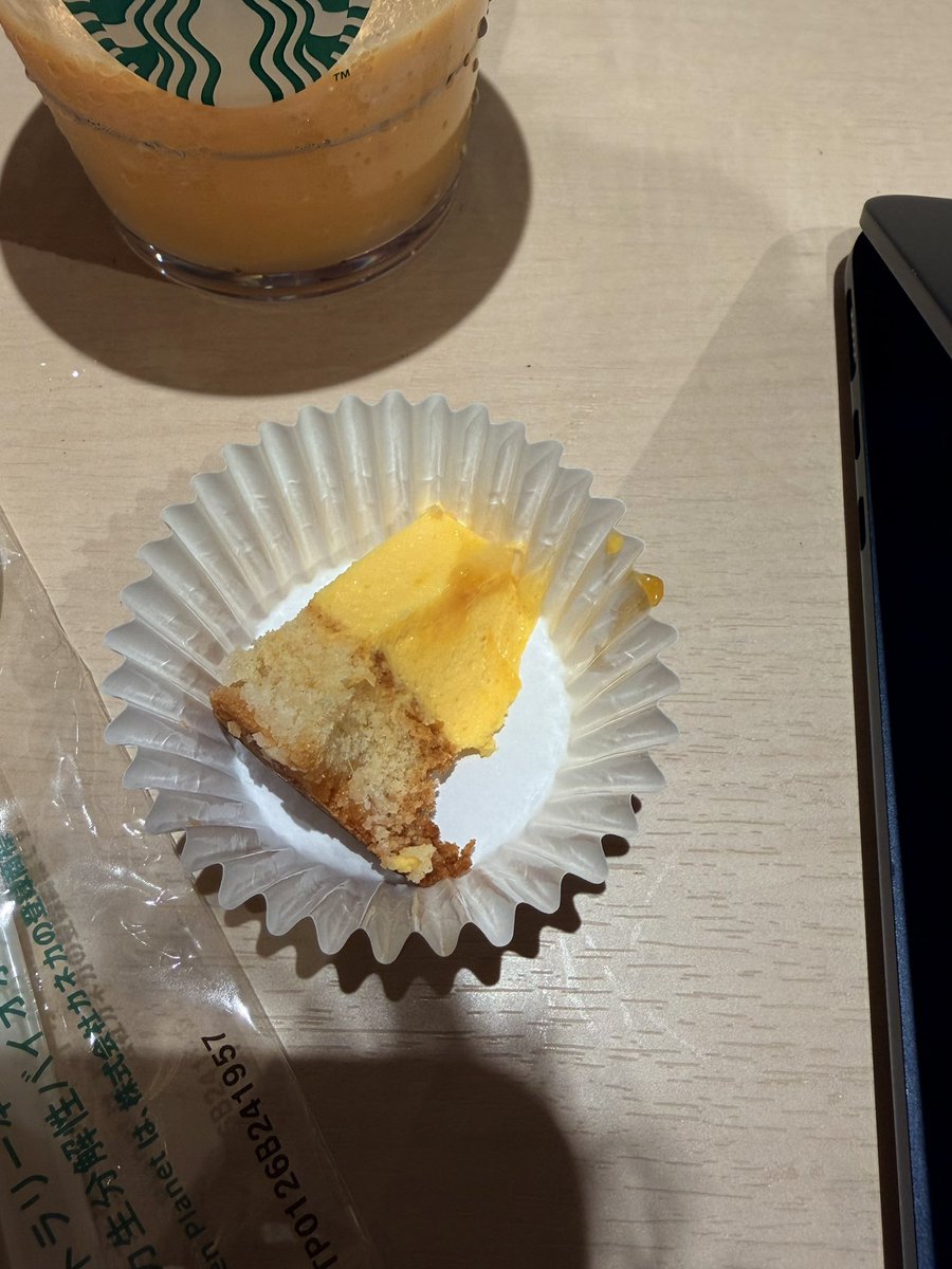 inosayto's tweet photo. 勉強してたらケーキの切れ端くれた！
店員さんありがとう😭😭 https://t.co/CS2mhIFzAz