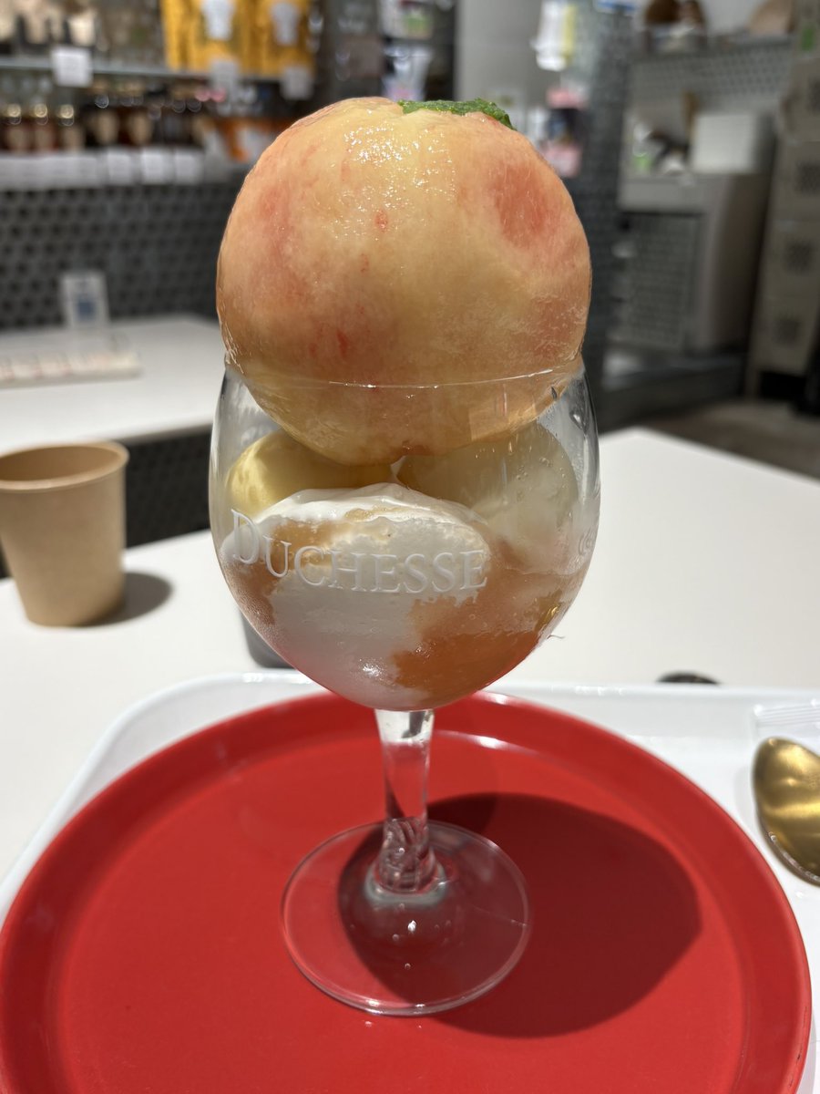a_yakaaa's tweet photo. 昨日の桃活🍑2件目は堀内果実園さん！
桃は種がくりぬかれて中に生クリームはいってた♪ヨーグルトのアイスもおいしくてさっぱり食べれました😋
夏休みだから混んでるかと思ったけど、普通に並ばす入れた😳 https://t.co/JXgWAwb0jL