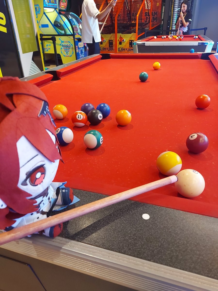HashBrownui's tweet photo. Smol Milord playing some Pool cause why not https://t.co/sdvPXmfpYQ
