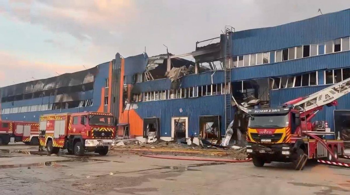 clashreport's tweet photo. Russian ballistic missile and drone strikes on Kyiv overnight heavily damaged multiple civilian logistics sites. 

Rozetka's main warehouse in Brovary (Ukraine's largest online retailer) was destroyed, and a Nova Poshta branch in Kyiv's Obolon district was nearly leveled. https://t.co/I6tENs1i9I