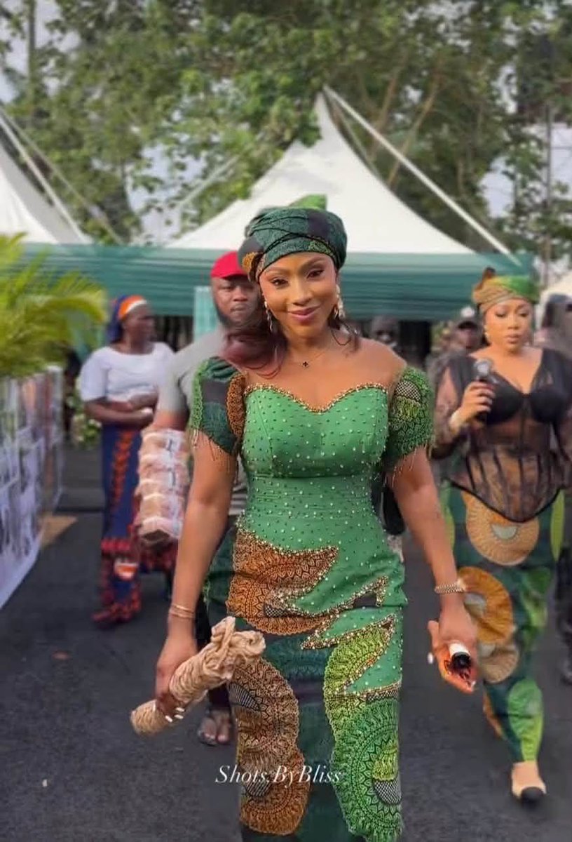 ChiomaFavour0's tweet photo. What does it symbolize when someone attends a burial carrying a rope , like Mercy Eke did at her friend’s father’s funeral?

Is it a cultural tradition, a sign of respect, or does it have a deeper meaning? I’m genuinely curious. https://t.co/HQywGQRcKl