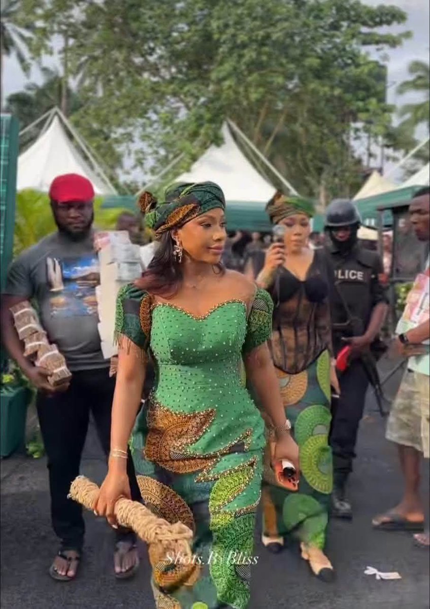 ChiomaFavour0's tweet photo. What does it symbolize when someone attends a burial carrying a rope , like Mercy Eke did at her friend’s father’s funeral?

Is it a cultural tradition, a sign of respect, or does it have a deeper meaning? I’m genuinely curious. https://t.co/HQywGQRcKl