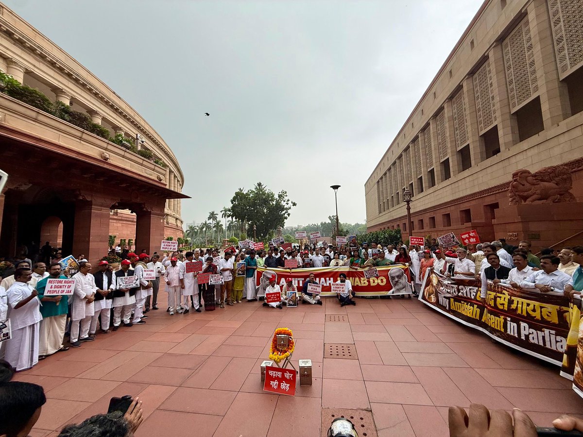ShayarImran's tweet photo. सरकार के गृहमंत्री और प्रधानमंत्री संसद में आने का साहस नहीं जुटा पा रहे हैं, आइये और बच्चों पर चली हुई गोलियों का जवाब दीजिये। https://t.co/XiMM91Zcuk
