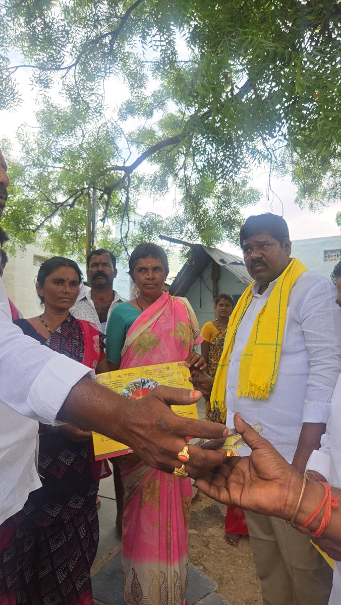 d_polanna's tweet photo. రెండేళ్ల అభివృద్ధి పరిపాలన దిశగా ఇంటింటి ప్రోగ్రాంలో  పత్తికొండ నియోజకవర్గం పత్తికొండ మండలంలో కార్యక్రమంలో పాల్గొన్న తెలుగుదేశం పార్టీ రాష్ట్ర కార్యదర్శి పత్తికొండ అబ్జర్వర్ సిమెంట్ పోలన్న https://t.co/TrdpijYHZO