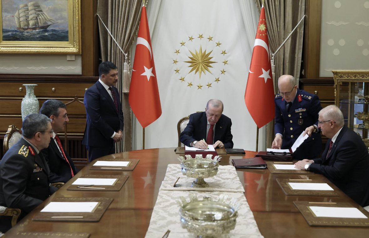 Hacer_Soylemez1's tweet photo. Cumhurbaşkanımız Sayın @RTErdogan ’ın başkanlığında gerçekleştirilen Yüksek Askerî Şûra toplantısında alınan kararlarla, Albay Sayın Özlem Karapınar Türk Hava Kuvvetleri’nin ilk kadın generali olarak tuğgeneralliğe terfi etti.

Yüksek Askerî Şûra kararlarıyla Tuğgenerallik rütbesine yükselen Sayın Özlem Karapınar’ı ve Sayın Armağan Özel’i yürekten tebrik ediyor, görevlerinde üstün başarılar diliyorum.

Kadınların hayatın her alanında ve karar mekanizmalarında güçlü şekilde yer almasına öncülük eden Cumhurbaşkanımız ve Genel Başkanımız Sayın @RTErdogan ’a şükranlarımı sunuyor; alınan kararların ülkemiz ve milletimiz için hayırlı olmasını temenni ediyorum.

🇹🇷 Güçlü Türkiye, Güçlü Türk Silahlı Kuvvetleri!