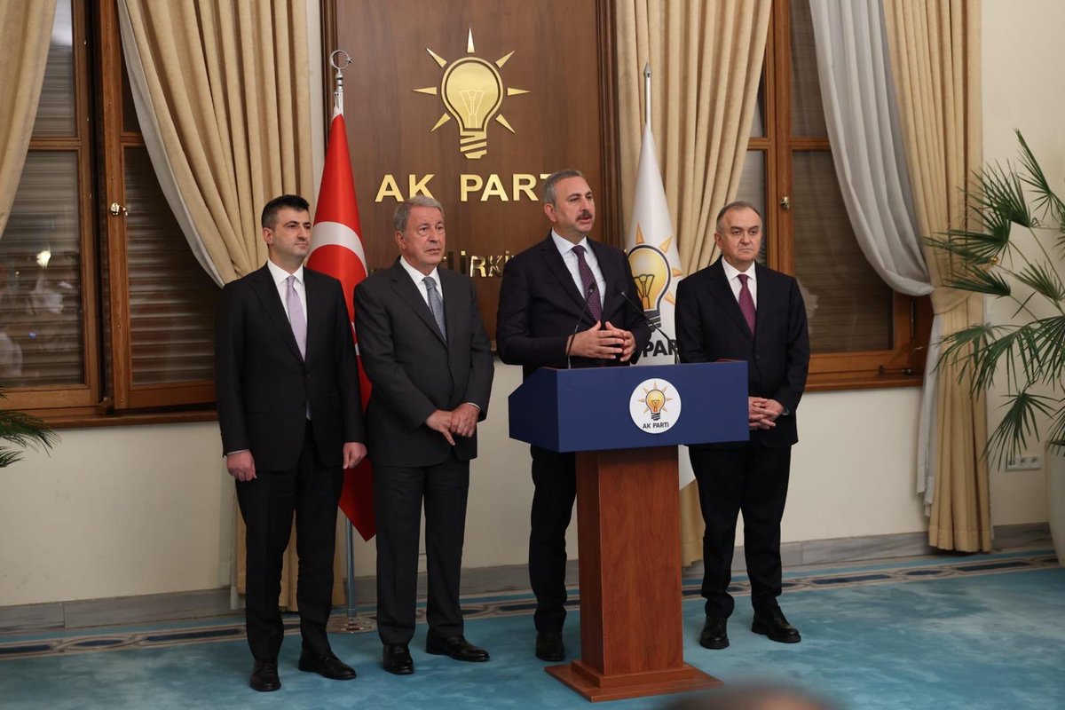 hulusiakarmedya's tweet photo. AK Parti Grup Başkanvekilimiz Sayın   Abdulhamit Gül tarafından;

Şehit ailelerimiz ve gazilerimize  yönelik kapsamlı düzenlemeler içeren kanun teklifi hakkında bir açıklama yapıldı. 

Teklif; şehit ailelerimizin ve kahraman gazilerimizin hayatını daha da kolaylaştıracak tedbirleri içermektedir. 🇹🇷