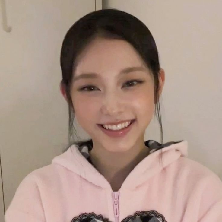 Bernice_Base's tweet photo. VERY IMPORTANT TOPIC

Part of protecting MHDHH involves not allowing them to be used as a tool for disinformation or as a smokescreen, so please do not spread or share leaked photos of any of the girls, and even less so if they are photos from their childhood.

MHDHH are being exploited, and this is something we cannot and must not allow. Have you thought about how bad they will feel seeing us share photos they don't want made public? If you haven't, stop for a couple of minutes and do it.