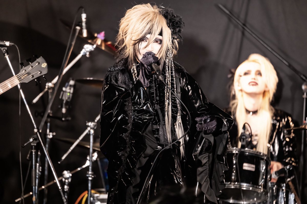 MIKAGE_6th's tweet photo. 2026.08.02 HOLIDAY SHINJUKU
砦-SAI- THE LAST SESSIONの写真です✨
この美麗な縦ライン(ボーカル＆ドラム)の構図は自分がイメージするヴィジュアル系バンドの理想型の一つです✨
砦くんの背中でドラムを叩くことができて嬉しいです✨🥁🔥

Photo by @Sanaharukawa https://t.co/1RnKuJu8tS