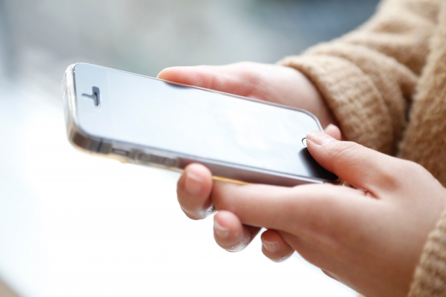 ext_opencollege's tweet photo. 2026年度秋学期先行申込受付中です。
新設講座のご紹介です！
「スマホ時代のこころと行動―世代をつなぐコミュニケーション－ネット社会の光と闇」講師は #橋元良明 先生です。
スマホの利用率は全年代平均で95%を超え、生活にとって不可欠なものになっています。そのスマホは私たちの脳や子どもの学習にどのような影響を及ぼしているのでしょうか?スマホ利用による依存も問題化しています。スマホの利用は避け得ないものですが、それが生活や社会に影響を及ぼすメカニズムについて知り、デマや犯罪に巻き込まれないようにすることが重要です。高齢者も今はスマホなしでは生活できません。スマホとうまくつきあうにはどのようにすればよいのでしょうか。本講座では、スマホが世の中をどのように変えつつあり、それにどのように対処すべきなのかを実証的データを基礎とした学術的視点から探っていきます。
ーーーーーーーーーーー
橋元 良明
東京大学名誉教授
東京大学教授、東京女子大学教授を経て現職。BPO委員、社会情報学会会長、社会言語科学会会長等を歴任。専攻は情報社会心理学。メディア利用が乳幼児や青少年に及ぼす影響、SNSと投票行動等について研究を進めている。主な著書に『メディアと日本人―変わりゆく日常』(岩波新書)、『日本人の情報行動2020』等。
ーーーーーーーーーーー
早稲田校
金曜日13:10～14:40
全6回 ・09月25日 ～ 12月11日
クラスコード：130625

https://t.co/G7JN1t3kcO