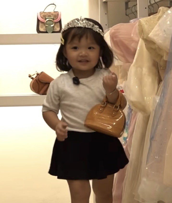 ppolyjenn's tweet photo. จั้นเอ็นดูยัยคุณหนูบมมี่มากจัง ชีชอบสะพายเป๋าเกร๋ๆเริ่ดๆมากกกกกก https://t.co/ChlWyipp3Z