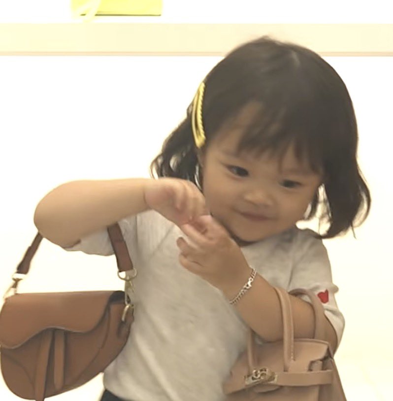 ppolyjenn's tweet photo. จั้นเอ็นดูยัยคุณหนูบมมี่มากจัง ชีชอบสะพายเป๋าเกร๋ๆเริ่ดๆมากกกกกก https://t.co/ChlWyipp3Z