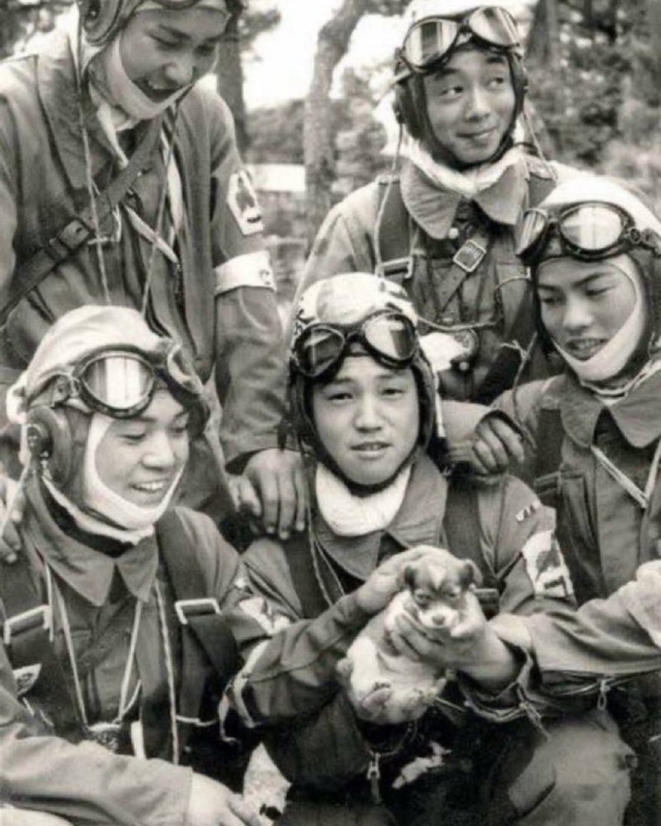 nihonpatriot's tweet photo. 80年前、国策に殉じた英霊達は日本を
守りたいと思って命懸けで散っていった。

戦争や特攻隊を美化する事はいけないと思う。
しかし当時、お国の為と思い家族や
大切な人にいきますと言って、片道燃料で
戻れないと知っていて戦場に向かっていった。

決死の覚悟だったと思う。
今私たちがいるのは英霊達のおかげです。
最後に靖国で会おうと約束した仲間達。
その英霊達の御霊があるのが靖国です。

だからこそ靖国神社や護国神社に参拝する。
それが日本人としての大和心だと思います。