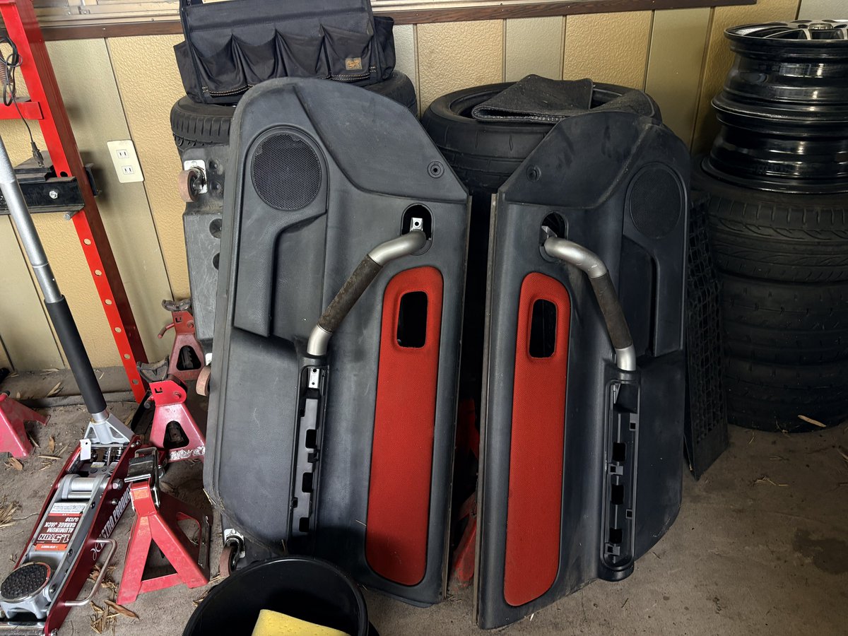 takumin1250's tweet photo. 緩募

MR-Sの赤内装のドア内張り欲しい方いますか？
値段は3000円くらいで考えてます。

欠品ちょいちょいるのでご理解ある方でお願いします。
汚ねぇので綺麗にしてから売ります。

可能であれば茨城までの引取りが嬉しいです。 https://t.co/yV4tbTMCxN