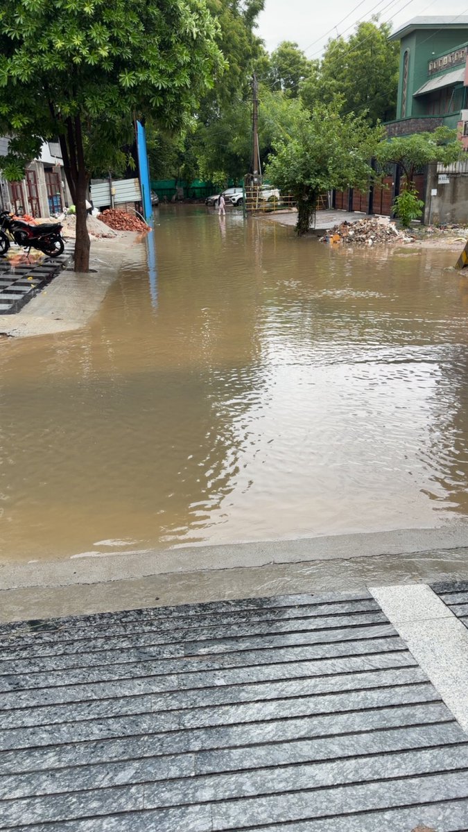 MitunSharma0's tweet photo. @DEEPAKKAHUJA @MunCorpGurugram @TrafficGGM @csharyana @cmohry @NayabSainiBJP Palam vihar j h g block https://t.co/ZgjjXOW52t