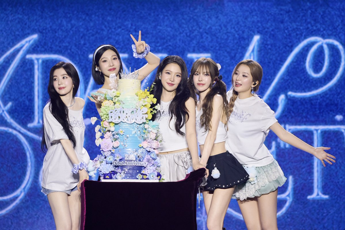 RVsmtown's tweet photo. 𝙰 𝙳𝚊𝚢 𝚒𝚗 𝚁𝚎𝚍 &amp; 𝚅𝚎𝚕𝚟𝚎𝚝 𝙿𝚑𝚘𝚝𝚘𝚍𝚞𝚖𝚙 📸

#RedVelvet #레드벨벳
#RedVelvet_ADayinRedandVelvet
#RedVelvet_FANCON https://t.co/A1DKAwm6wf