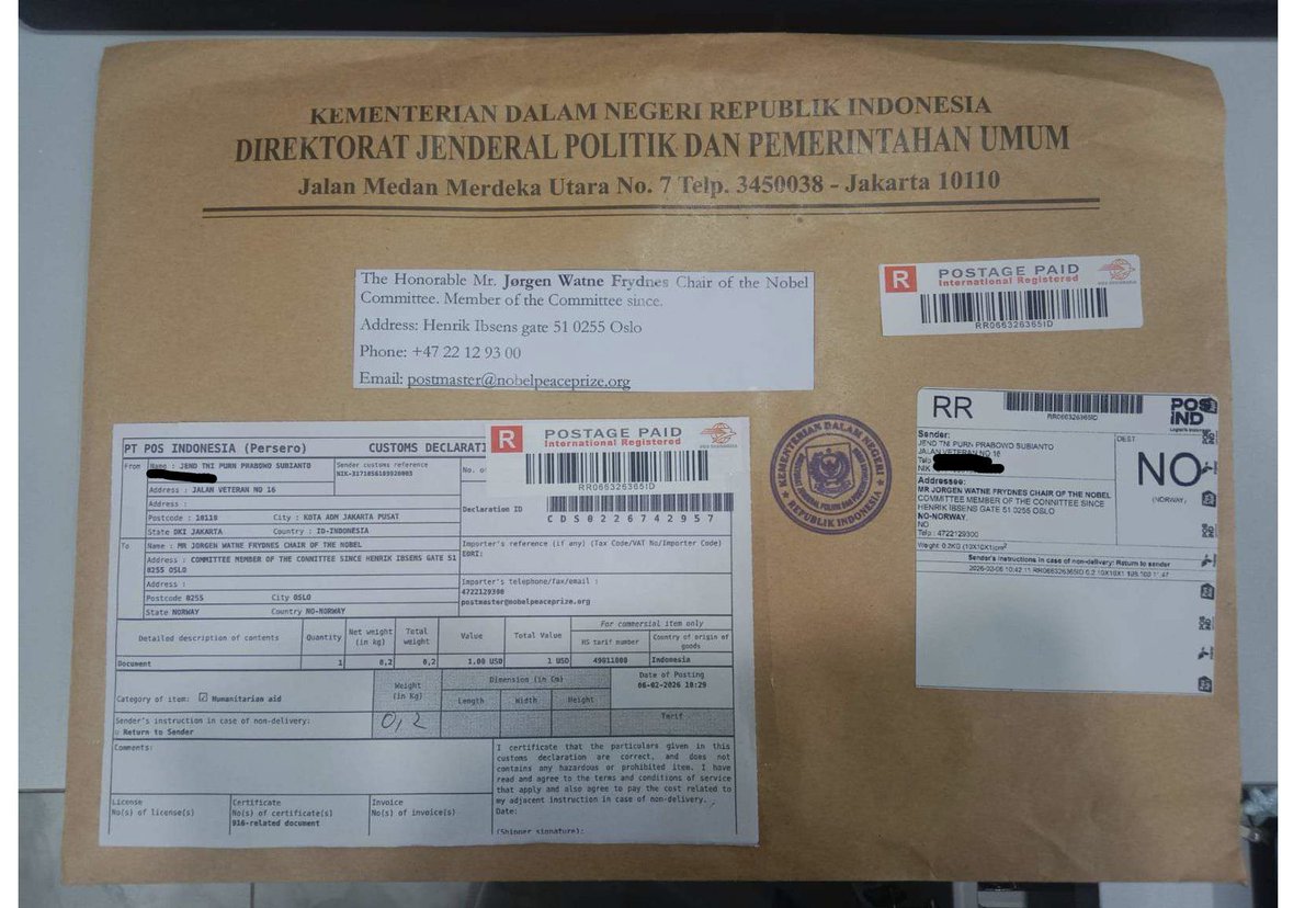 txtdaritaxpayer's tweet photo. Sepertinya sulit untuk mengatakan dokumen ini bukan resmi dari pemerintah.

Kalo klen cek lampirannya, pakai kop dan cap resmi Kemendagri, ada jg cap ditjen Haki, Kemensetneg, Kemendikdasmen lengkap ttd dan nama pejabat.

Layak ditunggu gimana cara Bakom RI nyebokin blunder ini https://t.co/lTasKekalU