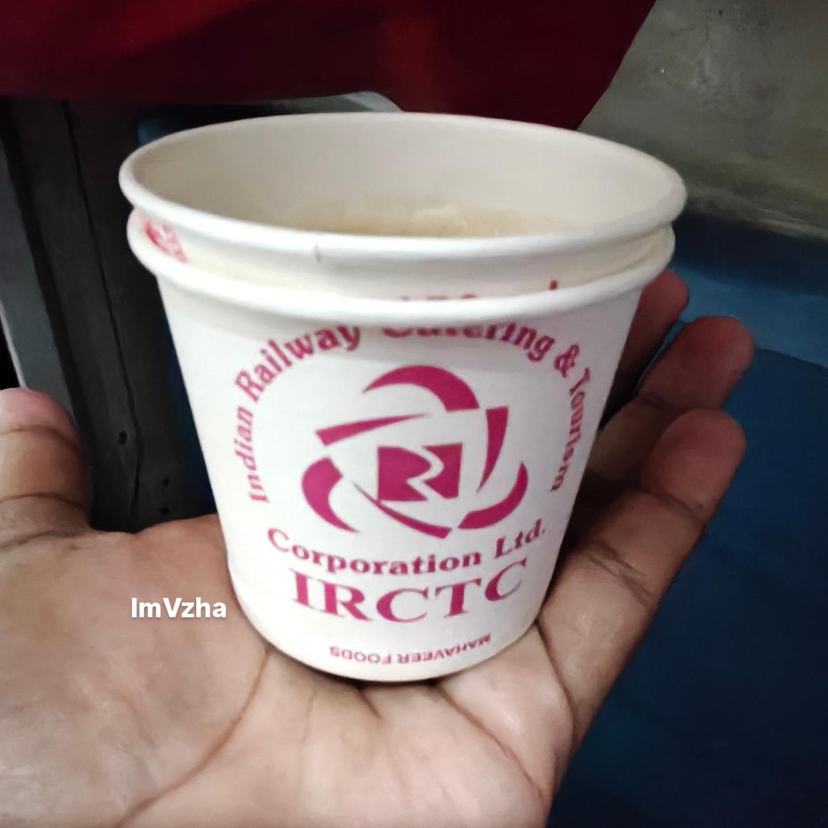 imvzha's tweet photo. रात का सफ़र और चाय का नशा अलग ही मज़ा है 🚂
 #imvzha #fouryoupage #postoftheday #post #indianrailways #today #pictureoftheday #trainjourney #train #IRCTC #railway #railfans @RailMinIndia @IRCTCofficial https://t.co/ofcd5VaIoN