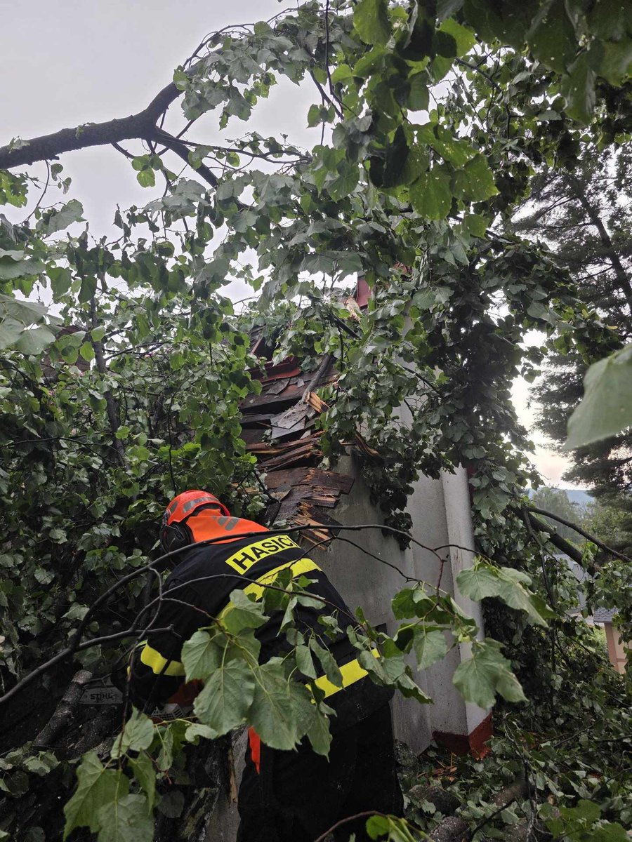 hzs_lbk's tweet photo. 🌩️ Bouřky zaměstnaly hasiče v Libereckém kraji především na Českolipsku. Kdy byly hasičské jednotky nejvytíženější? A kolik výjezdů bylo mezi 20. hodinou večerní a půlnocí? 🚒 TZ: https://t.co/Kb8HUcANfy https://t.co/o93jWR1JwY