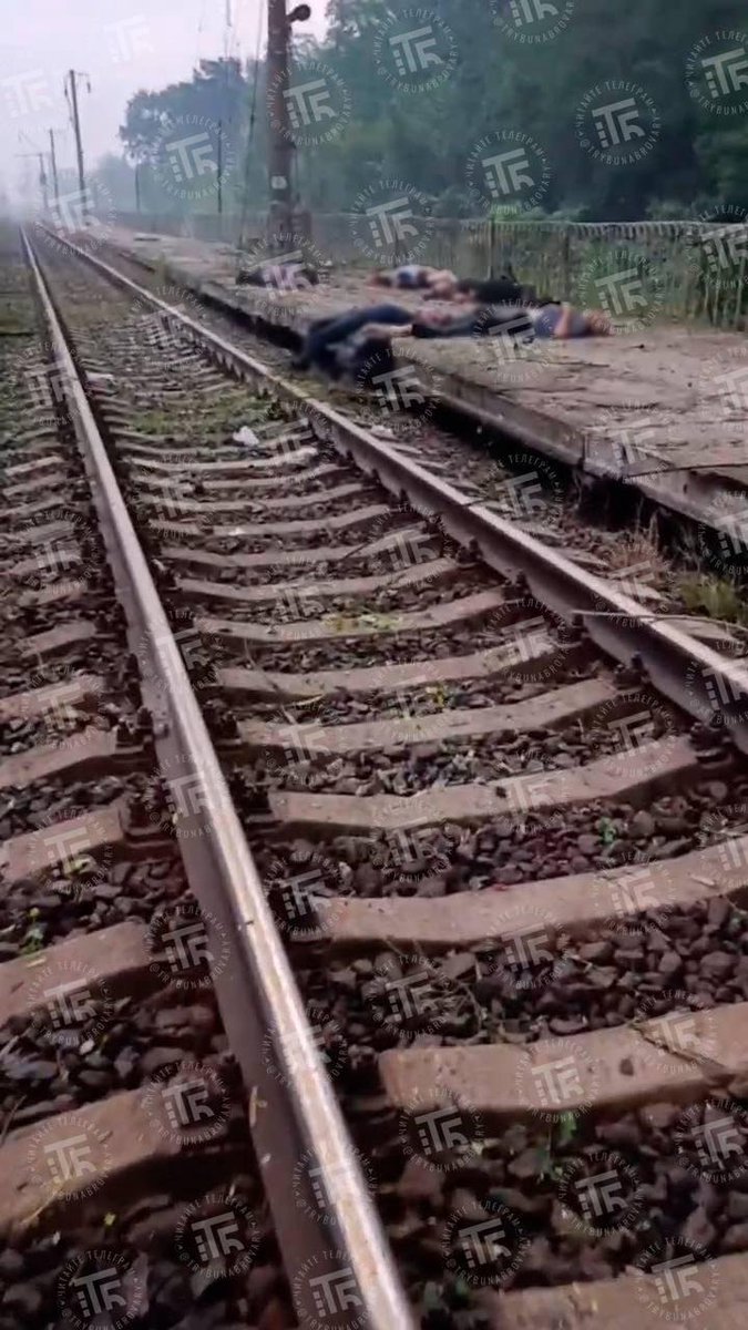 L_ThinkTank's tweet photo. [ 🇷🇺 RUSSIE | 🇺🇦 UKRAINE ]

🔸Selon les autorités ukrainiennes, huit civils ont été tués lors d'une frappe russe nocturne sur la gare de Kvitneva, dans le district de Brovary (région de Kiev). 

Les victimes attendaient sur le quai le dernier train de la nuit, légèrement retardé au moment de l'attaque.