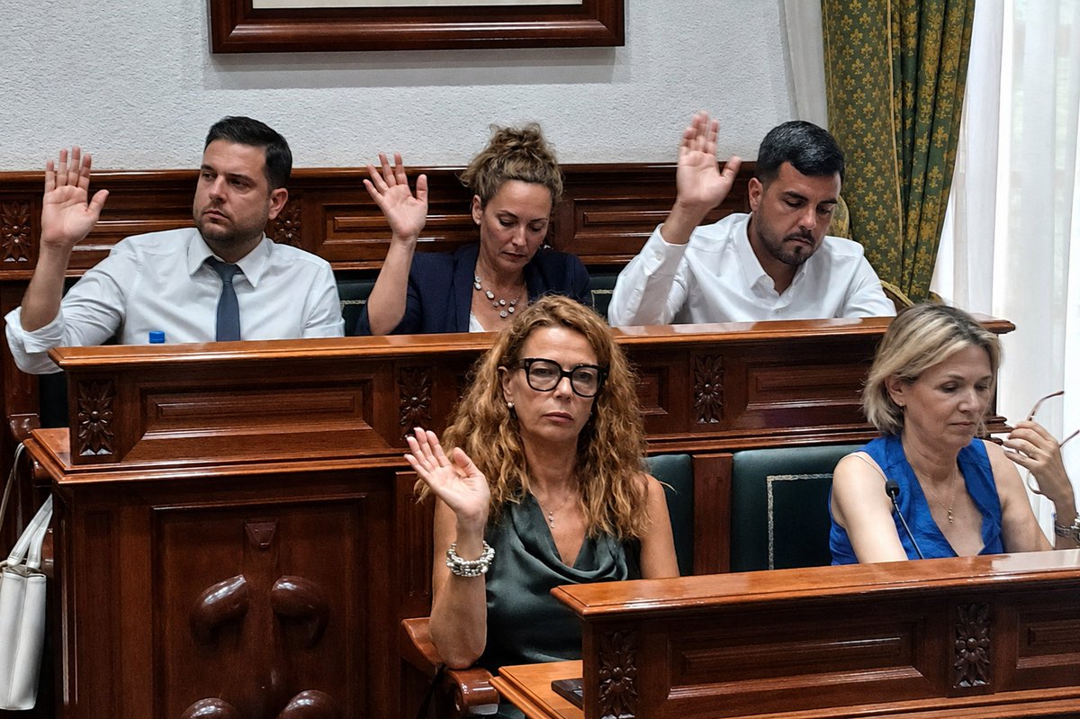 TeldeActualidad's tweet photo. El Gobierno de #Telde destina 235.000 euros más a Festejos y 25.000 al sector del taxi mediante transferencias de crédito https://t.co/2xTKXBHmqq https://t.co/zmCsKIoLNh