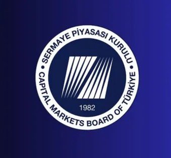 PiyasaTturkiye's tweet photo. 🔴 Sabah Gazetesi yazarı Dilek Güngör:

📍Bir süredir sermaye piyasalarında tuhaf ötesi işler oluyor. 

📍Borsa TL enstrümanlarına güvenen vatandaşın birikimini yatırmak için girdiği yol olmaktan çıkarılıyor. 

📍Hem de kurumlar eliyle...

📍Neden mi? Bakın son dönemde yaşananlara... 

📍Peş peşe halka arz onayları çıktı. Sadece temmuz ayında Borsa İstanbul'da işlem görmeye başlayanlara göz atalım.

📍Örneğin, Soho Giyim ve Enerji... ▪️Halka arz fiyatı 15 TL. 
▪️31 Temmuz'da gün sonu geldiği yer 10.43 TL. 
▪️Yüzde 30.47 düşmüş.

📍Ekim Turizm'in halka arz fiyatı 30.26 TL. 
▪️Yüzde 37.44 düşmüş hisse 
▪️31 Temmuz'da 18.93 TL'ye gerilemiş.
 
📍Saat&Saat'in halka arzında fiyat 56 TL. 
▪️Yüzde 37.39 düşmüş. 
▪️31 Temmuz'da hisse başı fiyat 35.06 TL'ye gerilemiş.
 
📍Albayrak Beton, 38.60 TL'den piyasaya çıkmış.
▪️Yüzde 21.24 düşmüş.
▪️30.40 TL olmuş.

📍Yeni halka arz olmuş şirketler ilk işlem gününden itibaren taban taban gidiyor. 

📍Halka arz başlangıcında patronlar fiyatlarının iskontolu olduğunu söylüyor. Kurumlar buna onay veriyor. Borsaya açıldığında asıl iskontoyu yatırımcı görüyor!

📍Öyle ya, halka arz fiyatı mı iskontolu yoksa şu anda piyasadaki fiyat mı? Bu fiyatları kim, neye göre belirliyor? Bu izahnamelere nasıl izin veriliyor?

📍Merak ediyorum, Sermaye Piyasası Kurulu (SPK) fiyat istikrarı sözü veren, eşit dağılımlı, iskontolu arz olan bu şirkete nasıl bir yaptırım uygulayacak? Ya da uygulayacak mı?

📍Veyahut... İskontolu fiyatı patronla belirleyen aracı kurumlar halka arzdan sonra sorgulanıyor mu? Fiyat istikrarının sağlanıp sağlanmadığına, verilen sözlerin tutulup tutulmadığına kim bakıyor?

📍Bunlar halka arz olanların durumu... Bir de halka arz olma aşamasındakiler var. 

📍Onlar kuyrukta beklerken konkordato ilan edenler... Pak Un, Geosis Powertrain ve İnfina Mühendislik, Turk Oluklu Mukavva ve Ambalaj Sanayi A.Ş. (Turk Ambalaj) aklıma gelenler... Allah'tan borsaya açılmadan bu süreçleri başlamış da yatırımcı konkordato sürecinden nasibini almamış!

📍Borsaya açık olup konkordato bayrağı çekenler de var elbette... Misal, Barem Ambalaj... 'Ne var bunda adamların işi bozulmuş' diyebilirsiniz. Haklısınız ama konkordato önceside %300 yükselip, sonra taban taban giden ardından da konkordato ilanı duyurulan şirkette içerdeki bilgiyi sızdıran mı oldu? Bu konuların araştırılması gerekmez mi?

📍Bunları neden anlatıyorum? Halka arz endeksi temmuzda yüzde 6.8 düşmüş. Bu yıl ilk kez aylık bazda düşüş oluyor. Demek ki, piyasada yatırımcı güvenini sarsan durumlar var.

📍O yüzden... SPK'nın halka arz süreçlerini incelerken, şirketlere izin verirken ince eleyip sık dokunması lazım. Daha proaktif hareket etmesi gerek. Vatandaşı borsadan soğutmamak için doğru zamanda doğru müdahalelerde bulunmak şart!

@dilekgungor_

Kaynak: https://t.co/qUzeShRjj4

#SOHOE #EKİM #SSAAT #ALBTN #BAREM #TRILC #BİST100