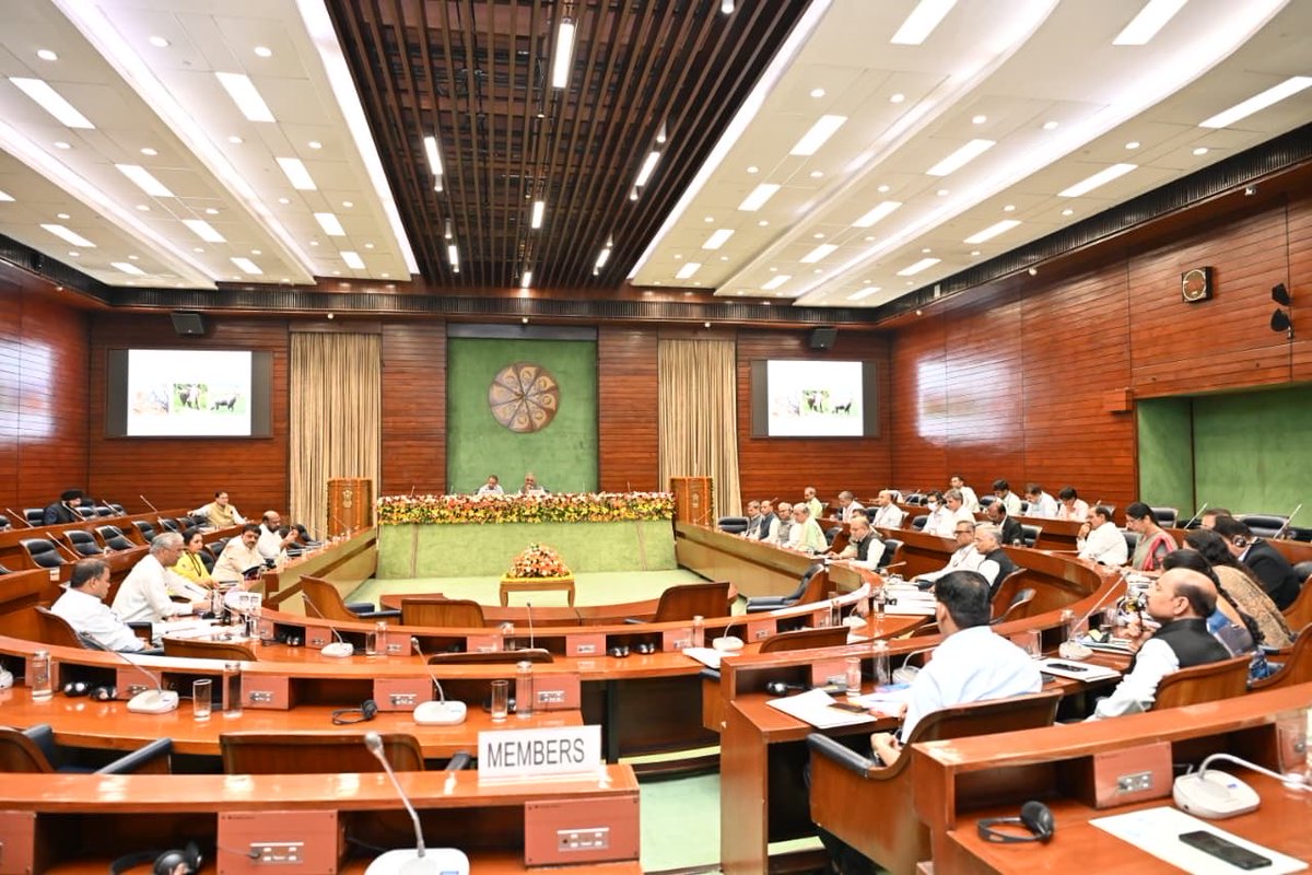 KVSinghMPGonda's tweet photo. Participated in the Consultative Committee Meeting of the @moefcc chaired by Honb’le Minister Shri @byadavbjp Ji on the important issue of Human–Wildlife Conflict. Presentations were made by the Chief Wildlife Wardens of Assam, Karnataka, Kerala, Assam, Madhya Pradesh, Uttar Pradesh and Uttarakhand on this issue.

Had a constructive interaction with Hon'ble Members of Parliament, who shared valuable suggestions from their respective constituencies. 

Together, we remain committed to fostering harmonious coexistence between humans and wildlife.
#HumanAnimalConflict #HumanWildlifeConflict
@ntca_india @wii_india @EnvironmentPib @ZoologicalI @SACONCoimbatore @IBCA_official